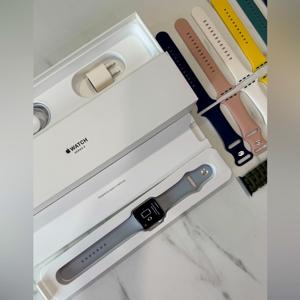Apple Watch Bundle • Series 3 • 42mm • excellent condition • Aluminum • GPS